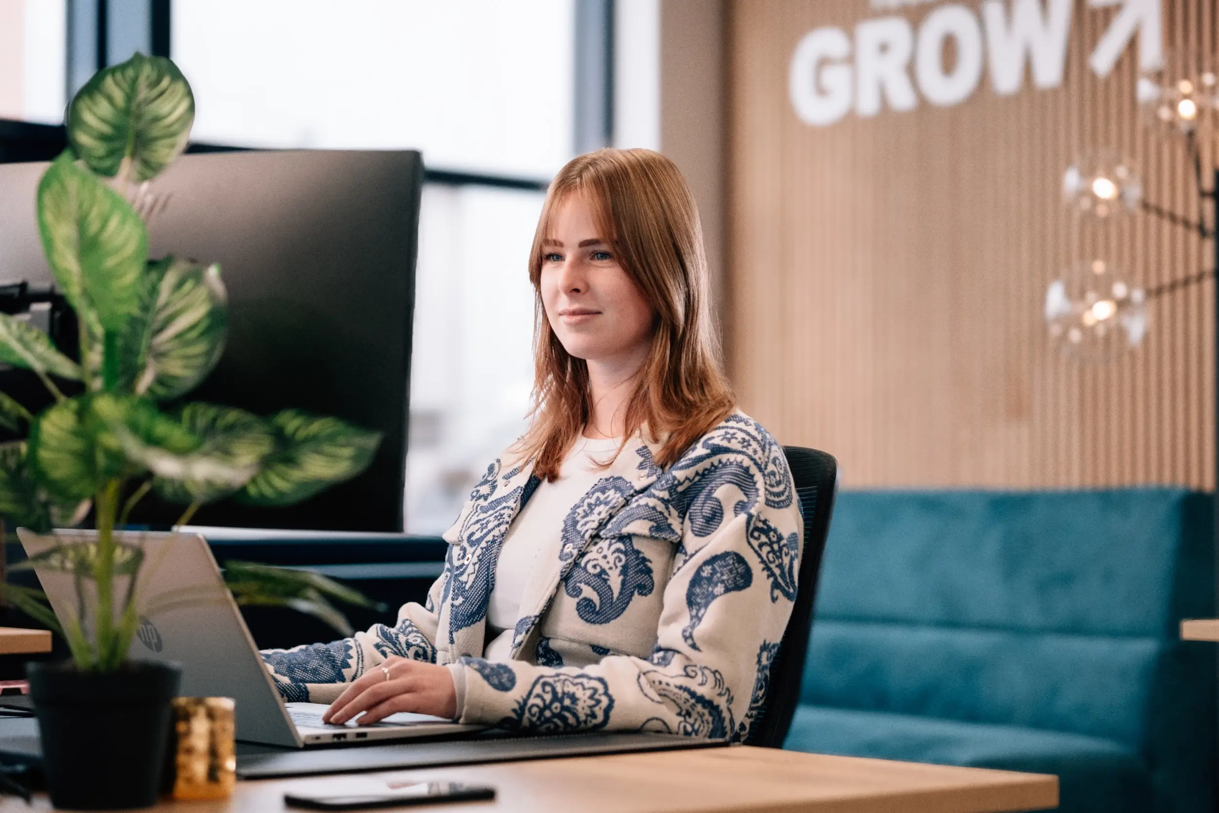 Medewerker van Artiq Motion aan het werk op kantoor